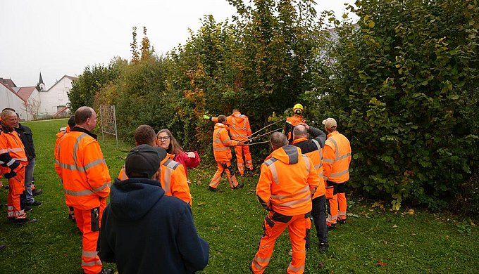 Bauhofmitarbeitende der ILE-Gemeinden haben sich zu Hilfsmitteln, Werkzeugen und Arbeitsgeräten in der Grünflächenpflege ausgetauscht.