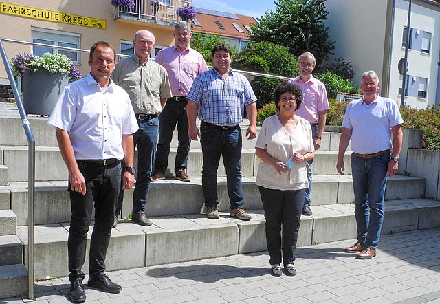 Die Bürgermeister der ILE-Kommunen haben 1. Bürgermeisterin Liane Sedlmeier, Osterhofen, (vorne Mitte) als Vorsitzende und 1. Bürgermeister Jürgen Roith, Winzer, (rechts) als ihren Stellvertreter wiedergewählt.  Die weiteren Bürgermeister von links: Siegfried Lobmeier, Künzing, Josef Friedberger, Buchhofen, Hans Eigner, Wallerfing, Thomas Stoiber, Oberpöring und Albin Dietrich, Niederalteich. (Foto: Gunter Schramm)