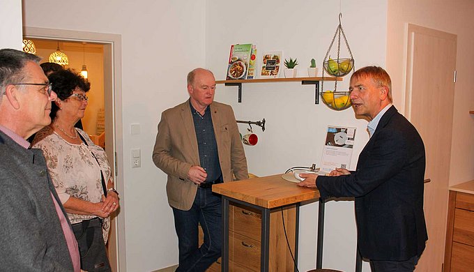 Prof. Dr. Horst Kunhardt (rechts) von der Technischen Hochschule Deggendorf erläuterte den ILE-Vertretern um Osterhofens Bürgermeisterin Liane Sedlmeier (2. von links) das Konzept von Dein Haus 4.0. (Foto: Dr. Wolfgang Fruhmann)