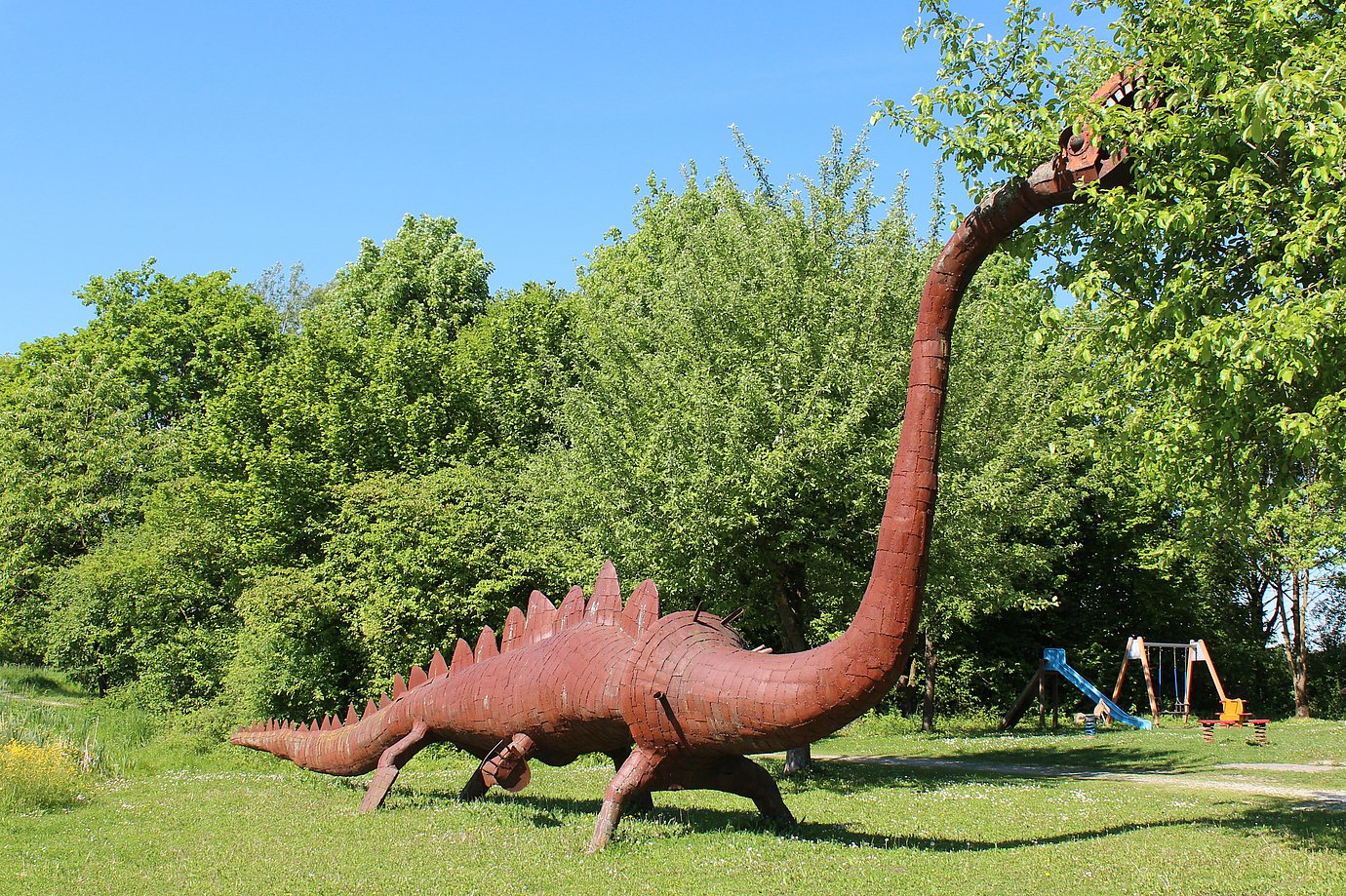 Mit dem Ankauf der Arbeit "Dino II" des Englburger Bildhauers Karl Mader legte die Stadt Osterhofen im Jahr 1998 den Grundstein für die Skulpturensammlung im Stadtpark. (Bild: Stadt Osterhofen)